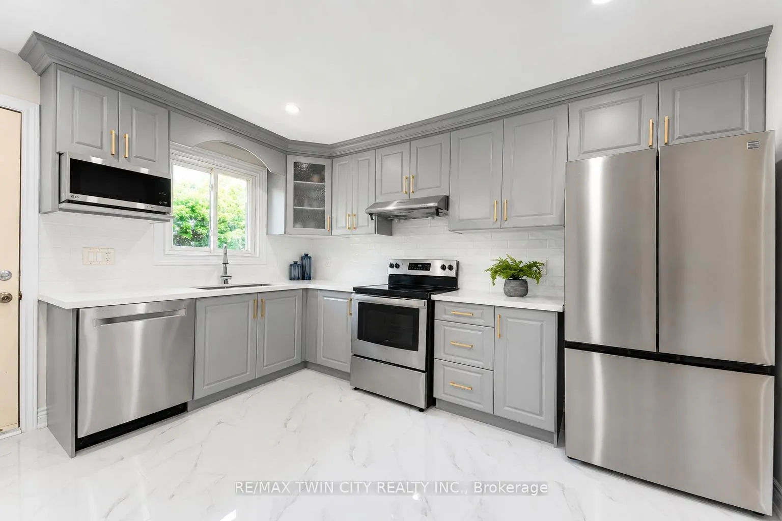 Photo 8 of 160 Gray Street, Kitchener, Idlewood — HOMEH