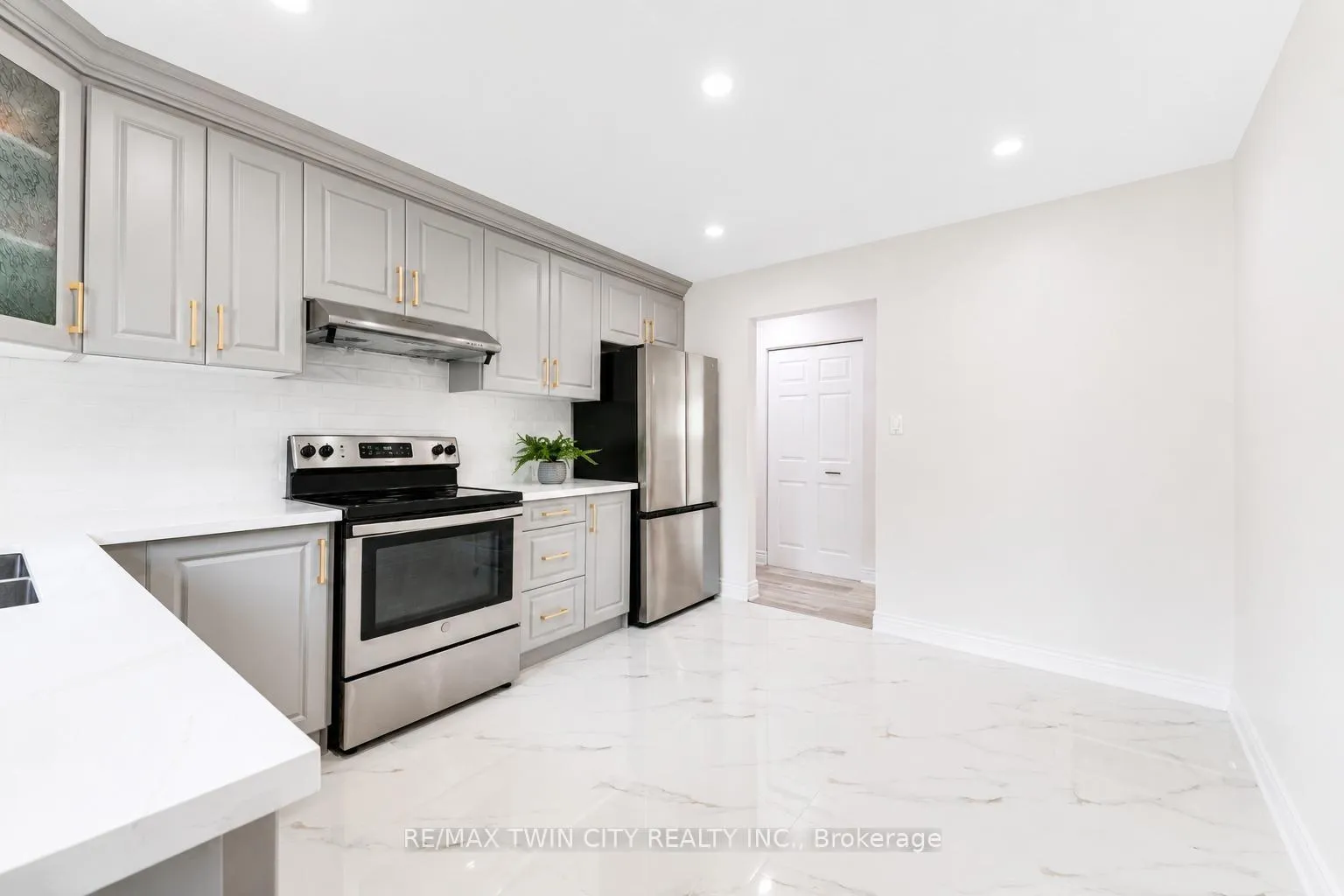 Photo 9 of 160 Gray Street, Kitchener, Idlewood — HOMEH