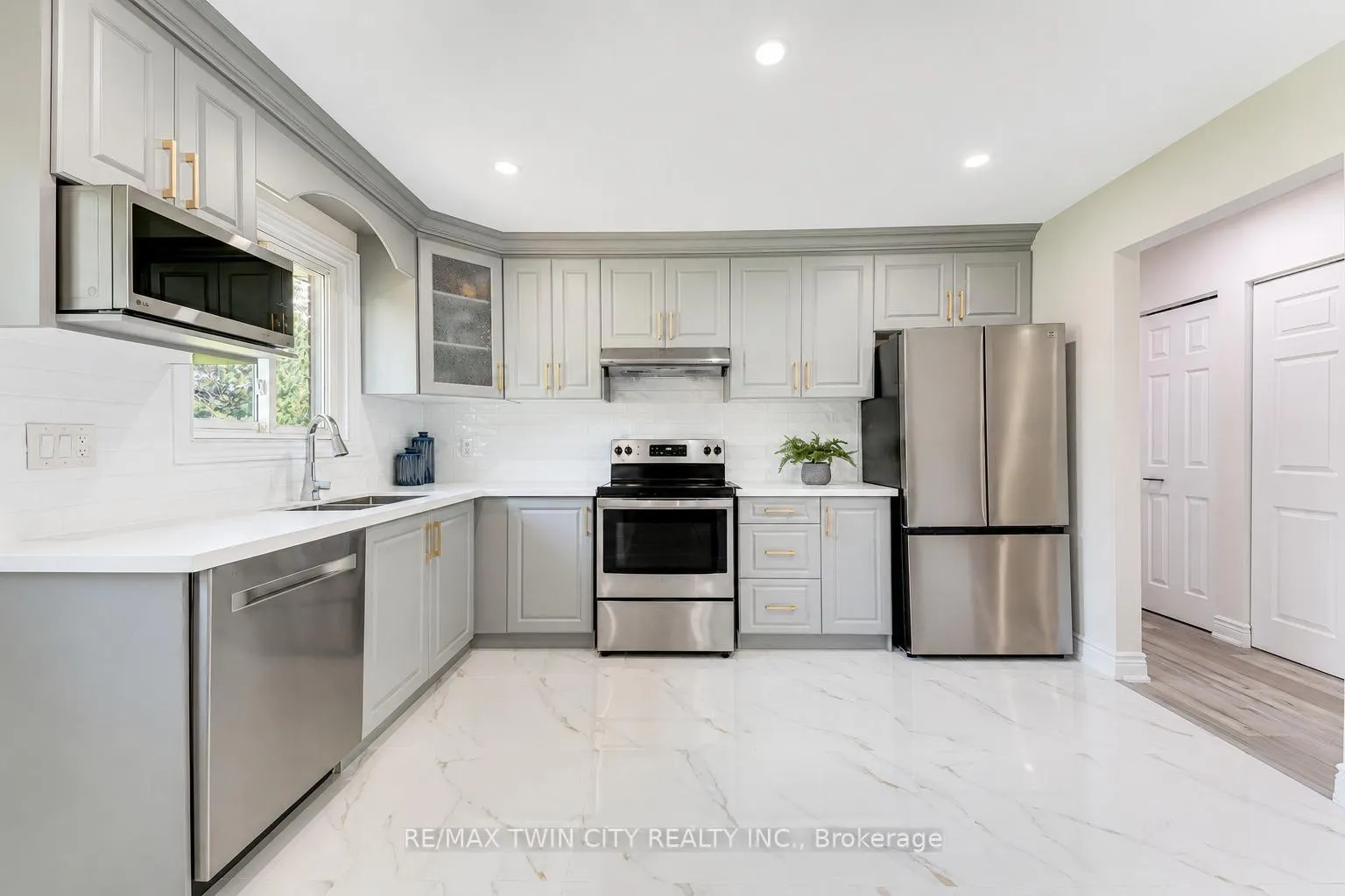 Photo 10 of 160 Gray Street, Kitchener, Idlewood — HOMEH