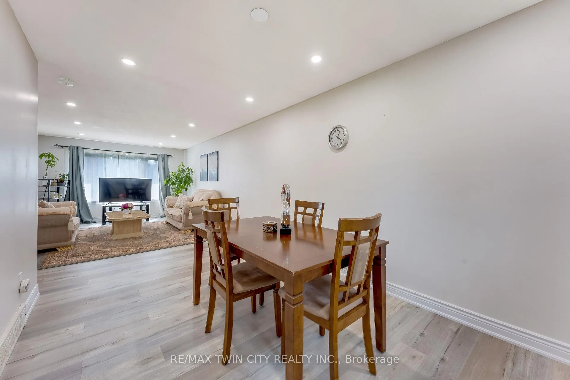 Photo 12 of 160 Gray Street, Kitchener, Idlewood — HOMEH