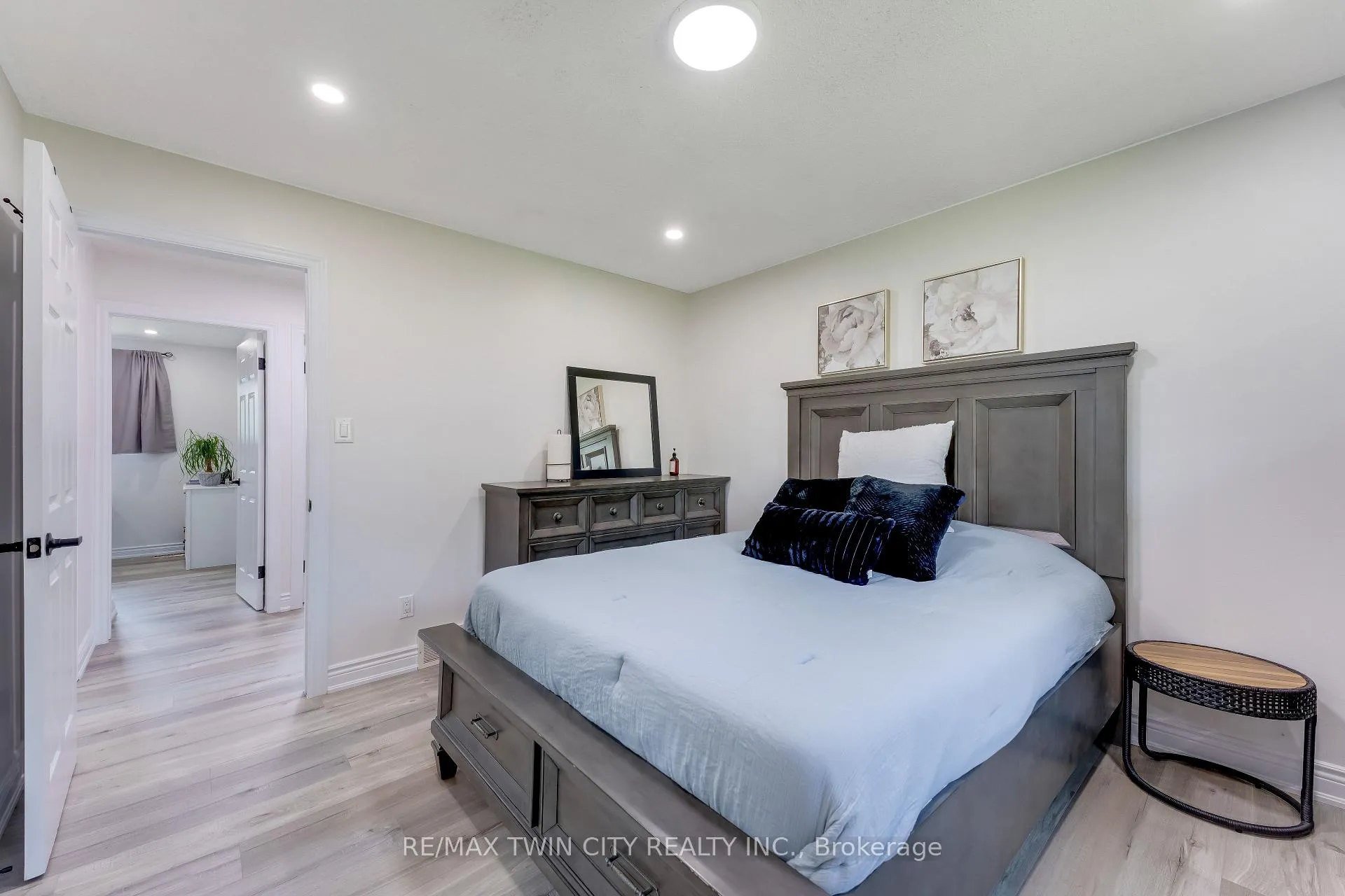 Photo 15 of 160 Gray Street, Kitchener, Idlewood — HOMEH