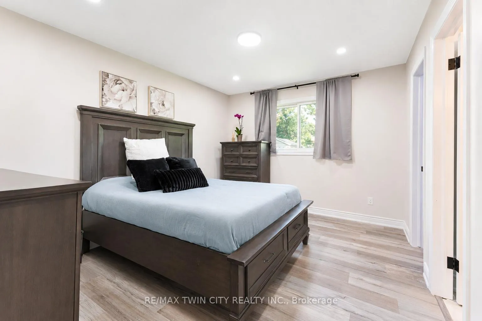 Photo 16 of 160 Gray Street, Kitchener, Idlewood — HOMEH