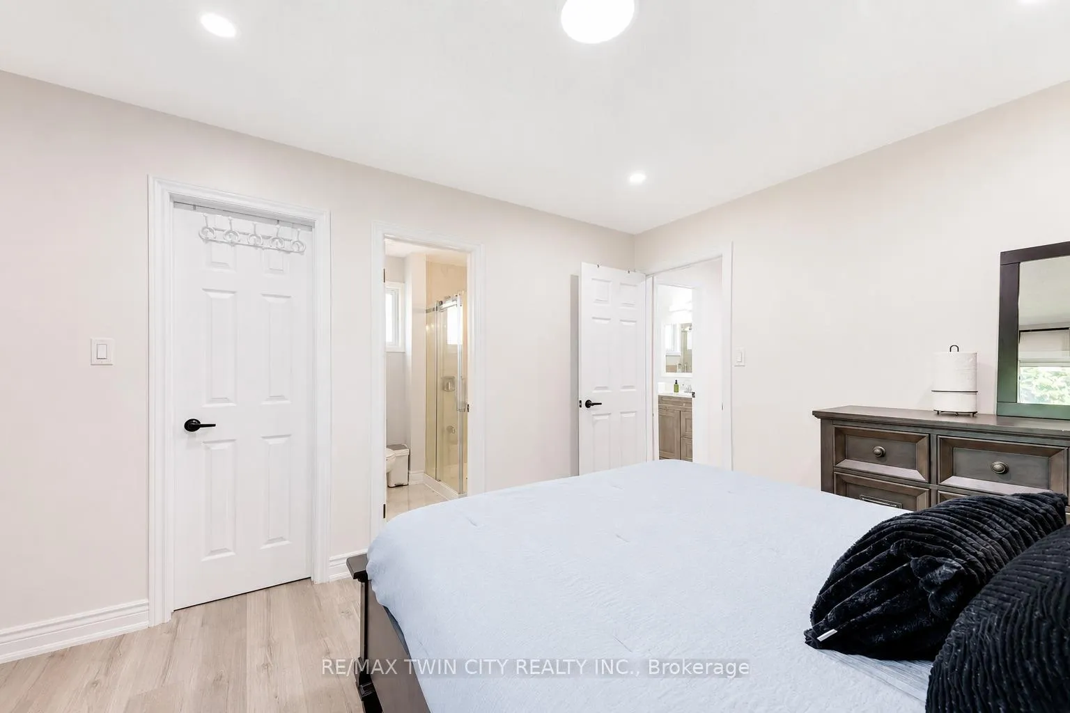 Photo 17 of 160 Gray Street, Kitchener, Idlewood — HOMEH
