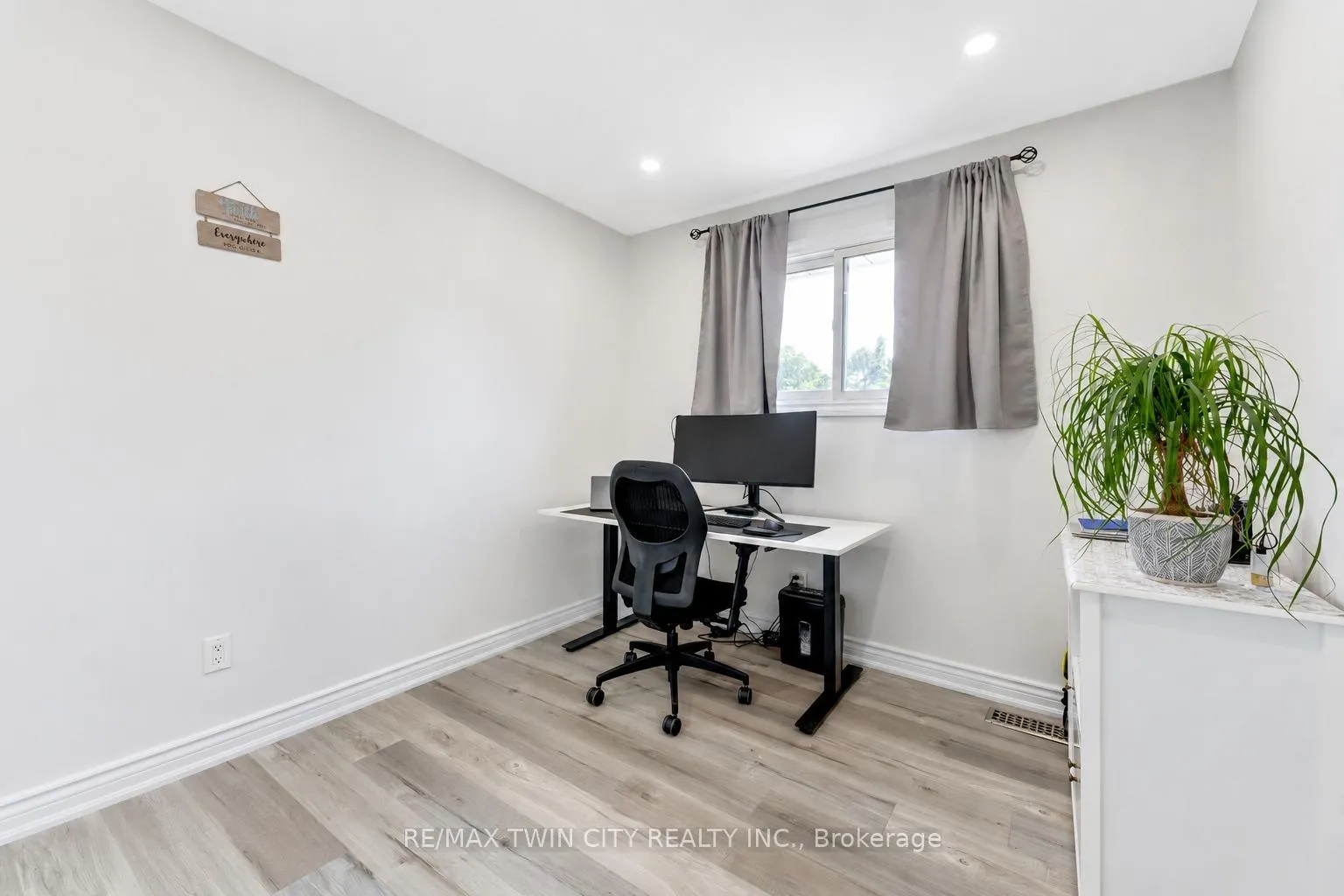 Photo 19 of 160 Gray Street, Kitchener, Idlewood — HOMEH