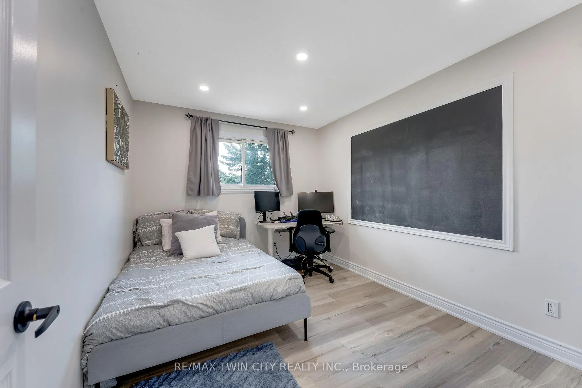 Photo 22 of 160 Gray Street, Kitchener, Idlewood — HOMEH