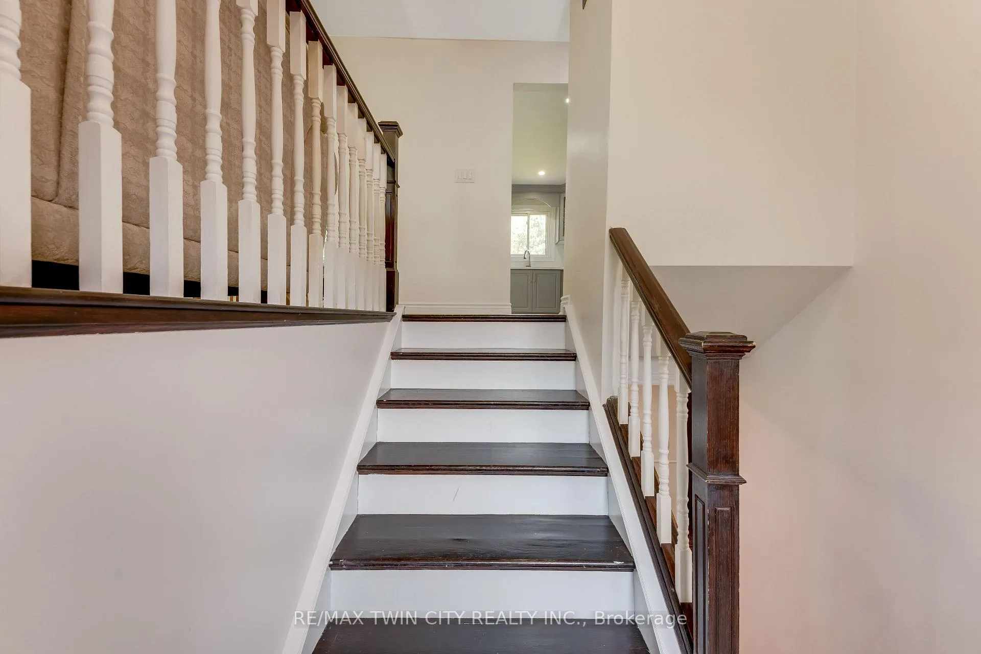 Photo 24 of 160 Gray Street, Kitchener, Idlewood — HOMEH