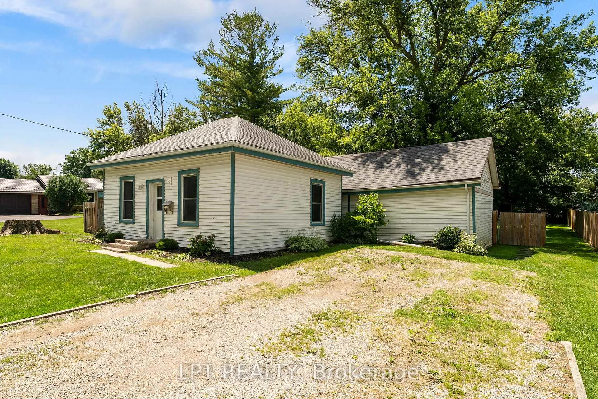 Photo 3 of 269 Richmond Street, North Middlesex, Parkhill — HOMEH
