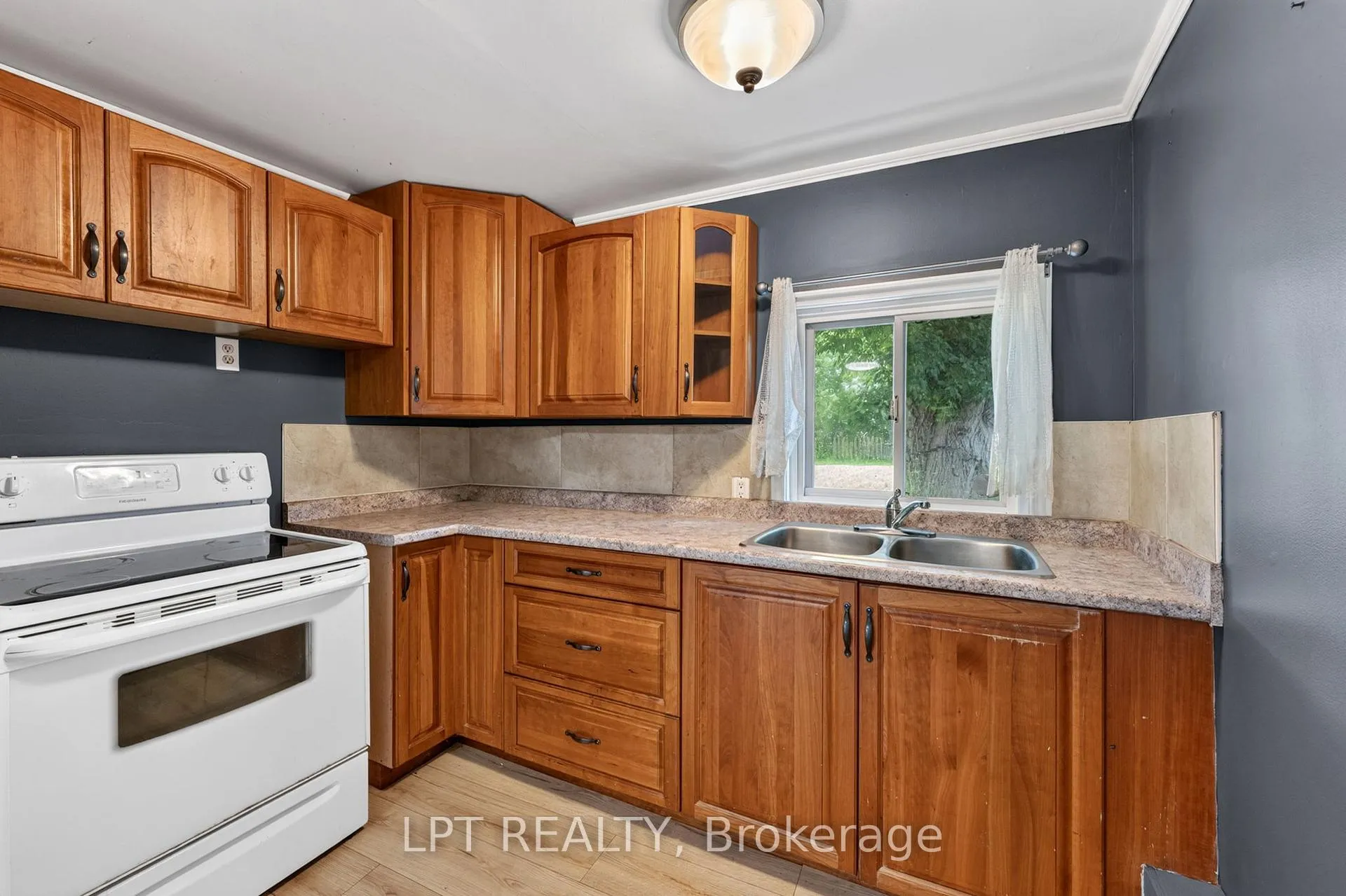 Photo 15 of 269 Richmond Street, North Middlesex, Parkhill — HOMEH