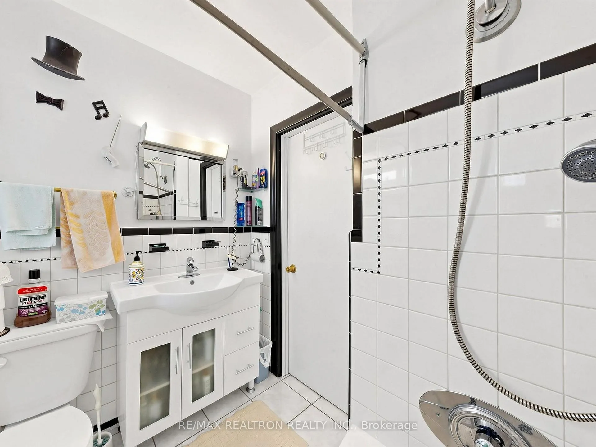 Photo 11 of 9 Clevedo Street E, North York, Downsview-Roding-CFB — HOMEH