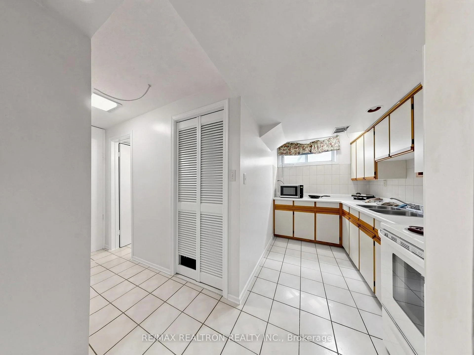 Photo 15 of 9 Clevedo Street E, North York, Downsview-Roding-CFB — HOMEH