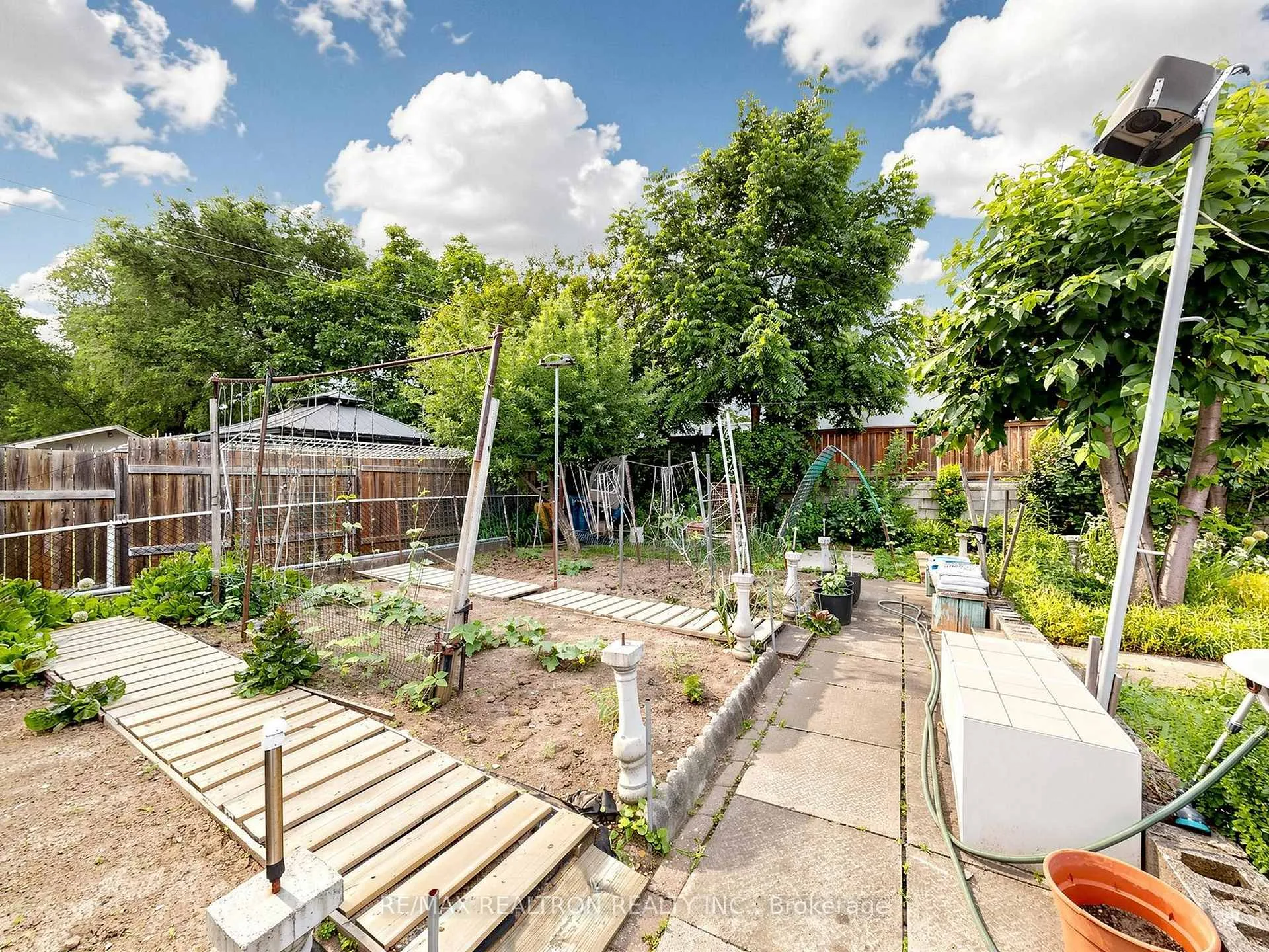Photo 23 of 9 Clevedo Street E, North York, Downsview-Roding-CFB — HOMEH