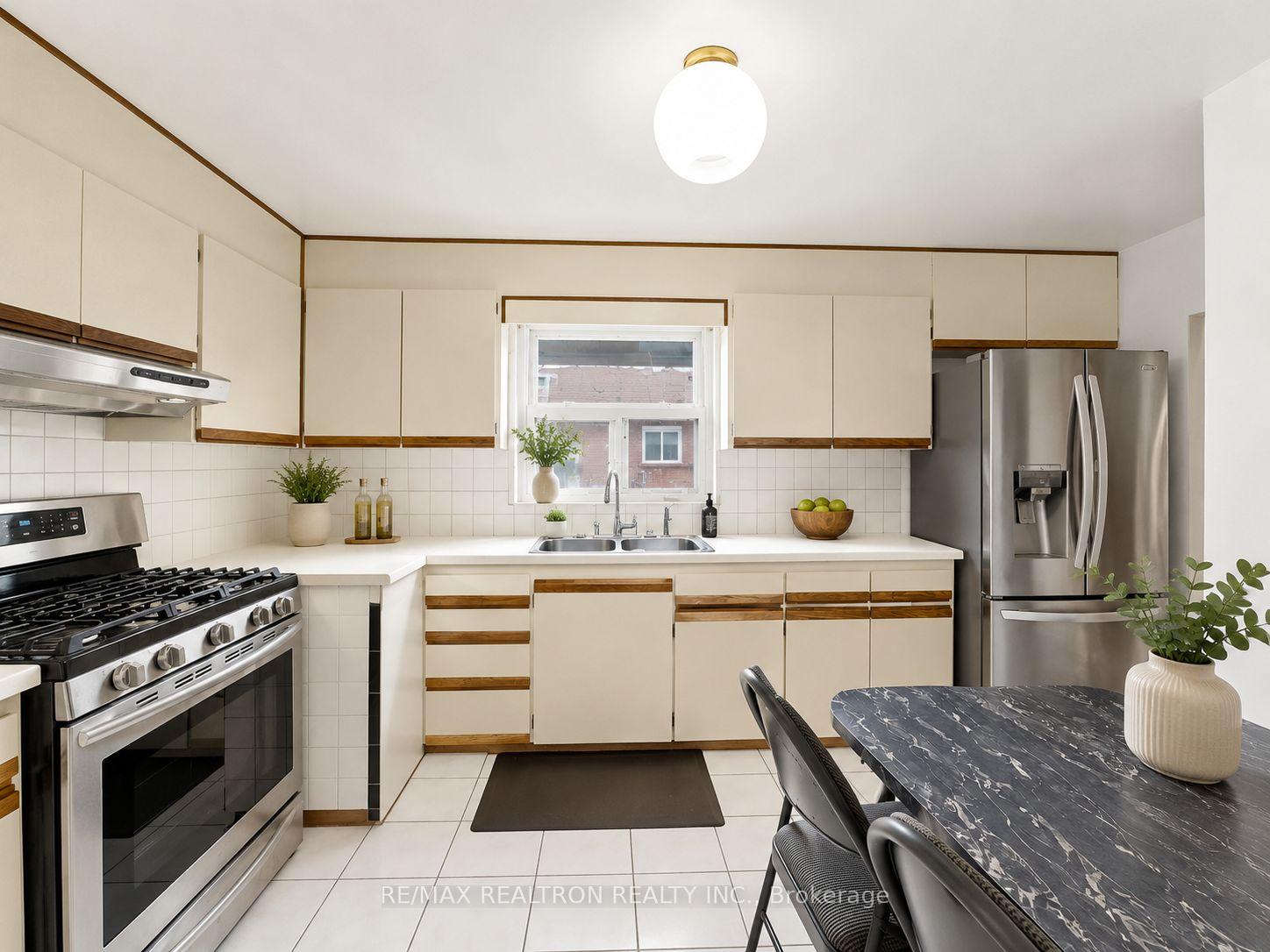 Photo 6 of 9 Clevedo Street E, North York, Downsview-Roding-CFB — HOMEH