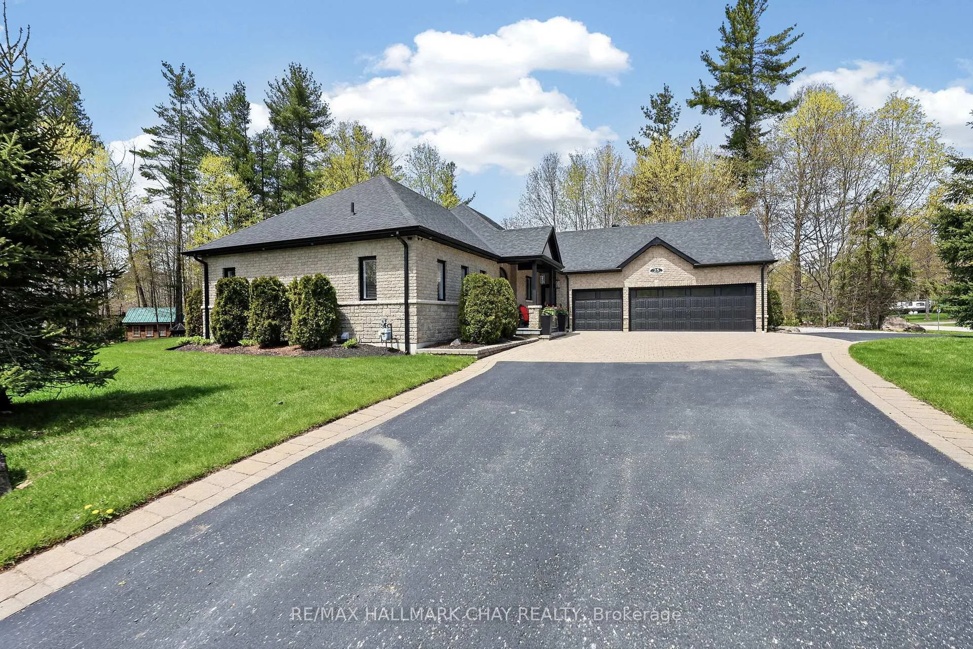 Photo 2 of 25 Laddie Lane, Springwater, Anten Mills — HOMEH