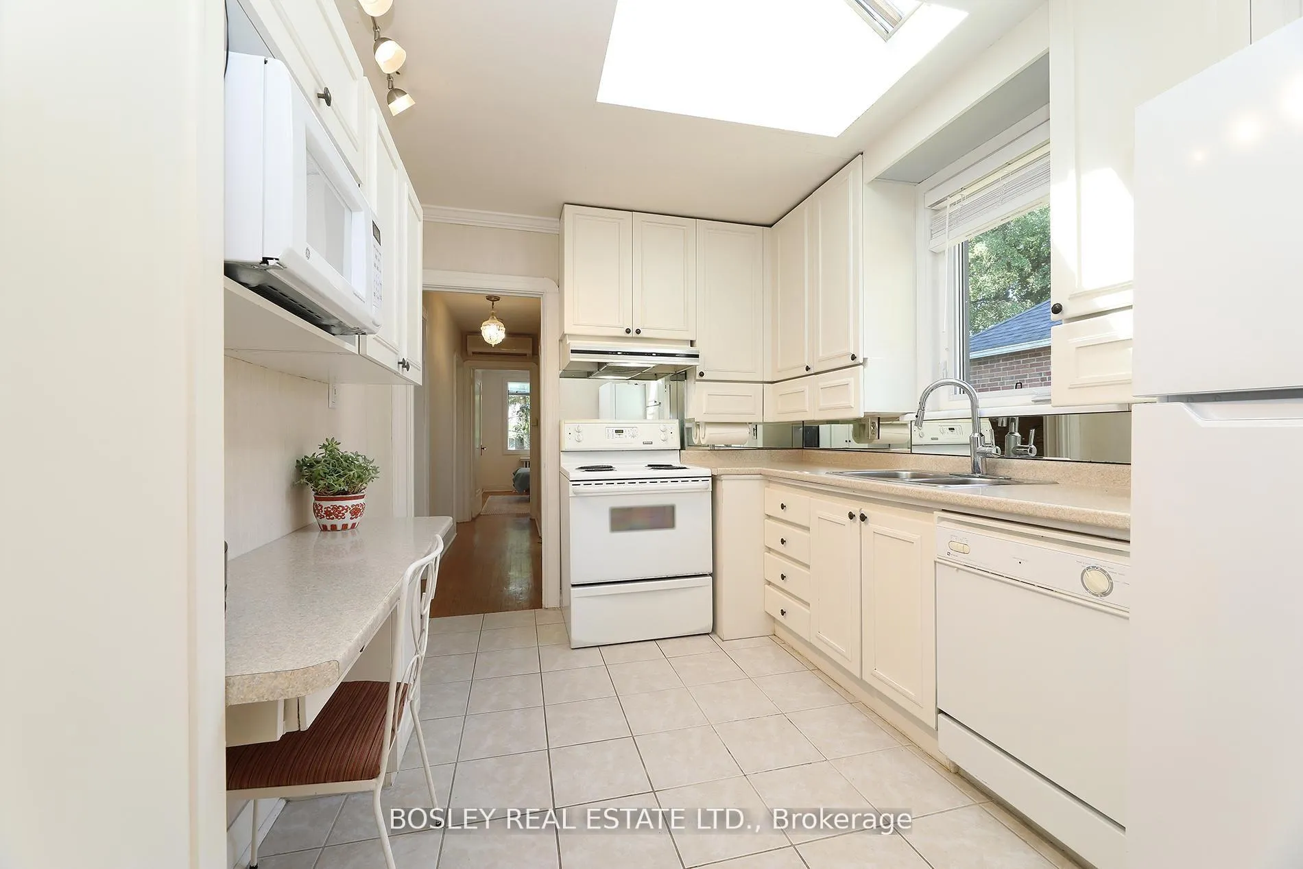 Photo 7 of 161 Joicey Boulevard, Toronto, Bedford Park-Nortown — HOMEH