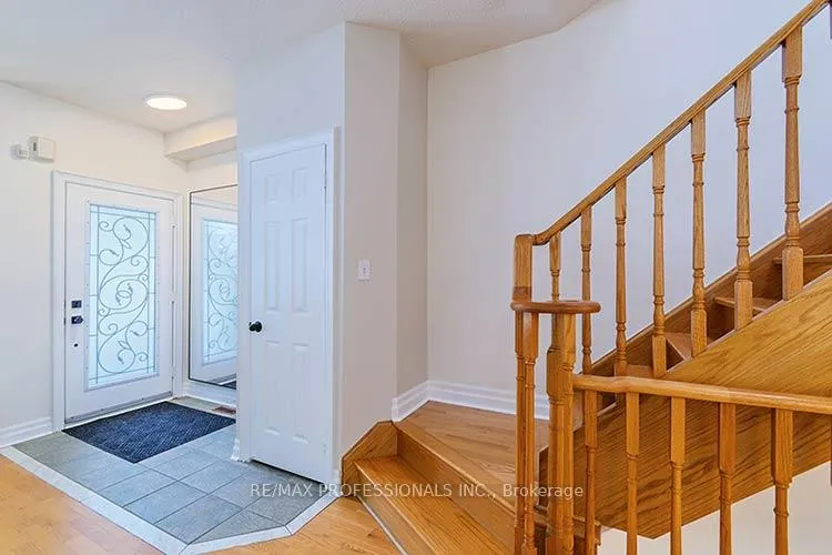 Photo 3 of 17 Algarve Crescent, Toronto, Weston-Pellam Park — HOMEH