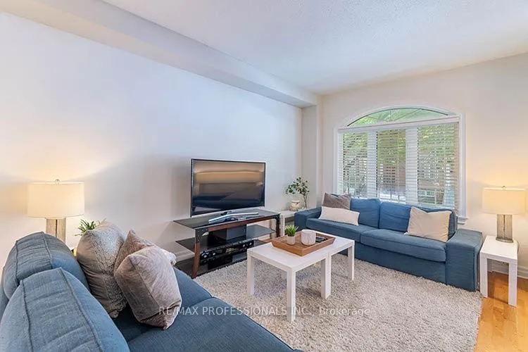 Photo 5 of 17 Algarve Crescent, Toronto, Weston-Pellam Park — HOMEH