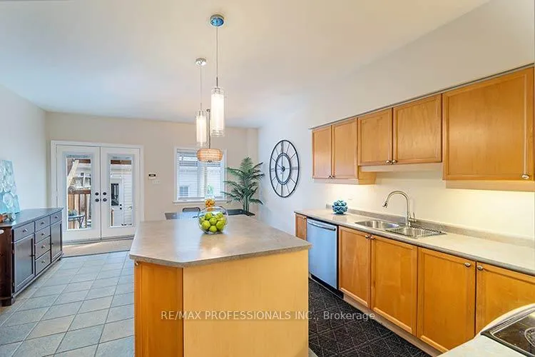 Photo 8 of 17 Algarve Crescent, Toronto, Weston-Pellam Park — HOMEH
