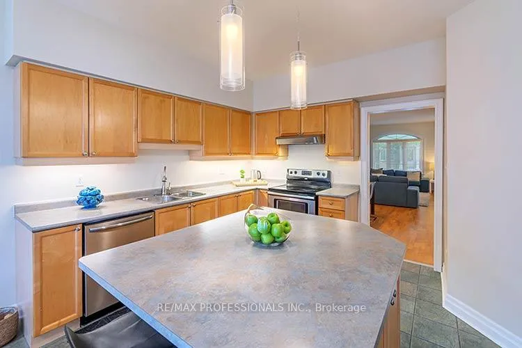 Photo 9 of 17 Algarve Crescent, Toronto, Weston-Pellam Park — HOMEH