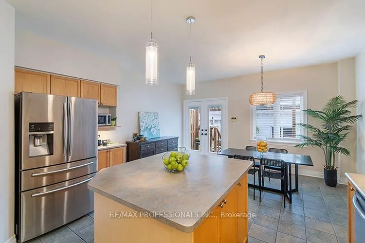 Photo 10 of 17 Algarve Crescent, Toronto, Weston-Pellam Park — HOMEH