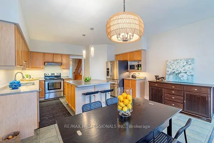 Photo 11 of 17 Algarve Crescent, Toronto, Weston-Pellam Park — HOMEH
