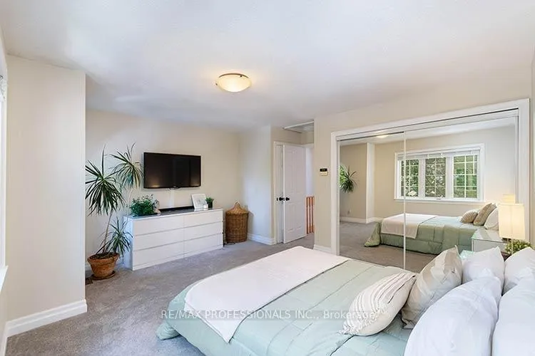 Photo 16 of 17 Algarve Crescent, Toronto, Weston-Pellam Park — HOMEH