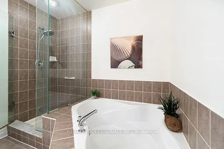 Photo 20 of 17 Algarve Crescent, Toronto, Weston-Pellam Park — HOMEH