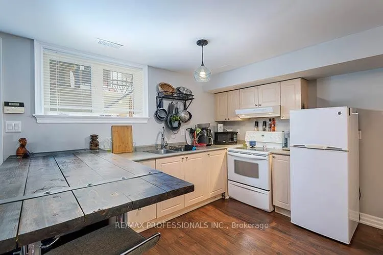 Photo 24 of 17 Algarve Crescent, Toronto, Weston-Pellam Park — HOMEH
