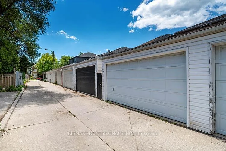 Photo 30 of 17 Algarve Crescent, Toronto, Weston-Pellam Park — HOMEH