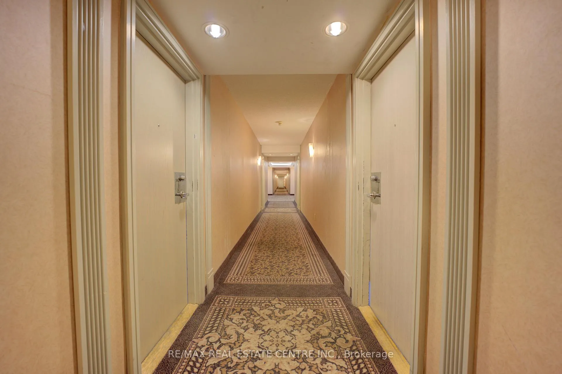 Photo 2 of Unit 1405, 325 Webb Drive, Mississauga, City Centre — HOMEH