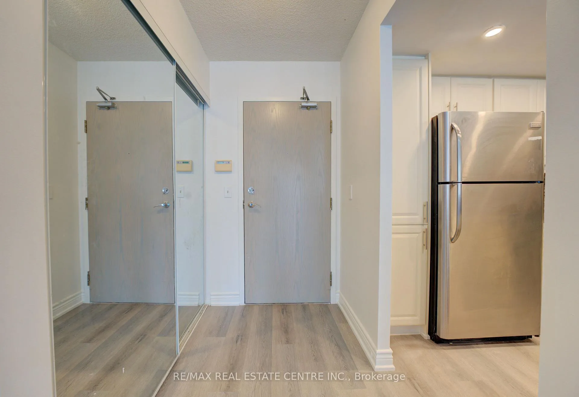 Photo 3 of Unit 1405, 325 Webb Drive, Mississauga, City Centre — HOMEH