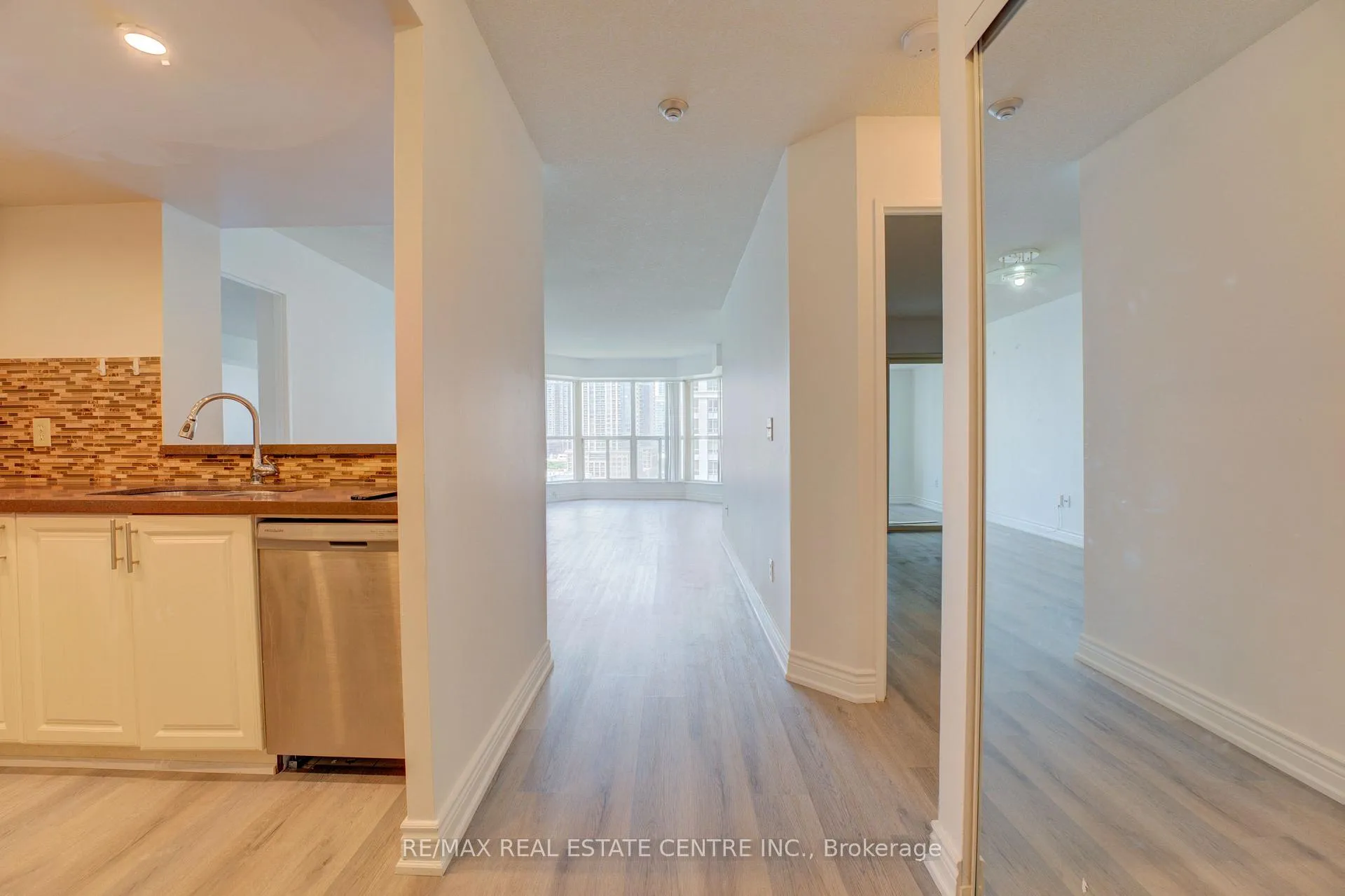 Photo 4 of Unit 1405, 325 Webb Drive, Mississauga, City Centre — HOMEH