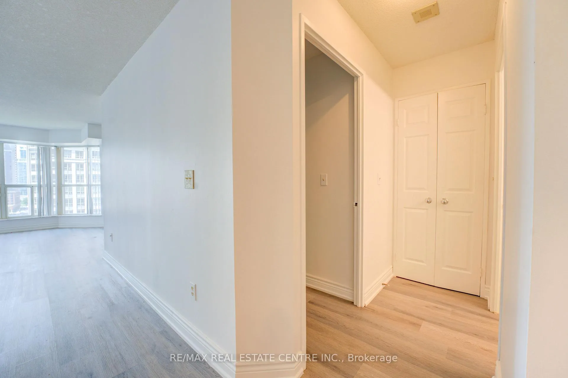 Photo 5 of Unit 1405, 325 Webb Drive, Mississauga, City Centre — HOMEH