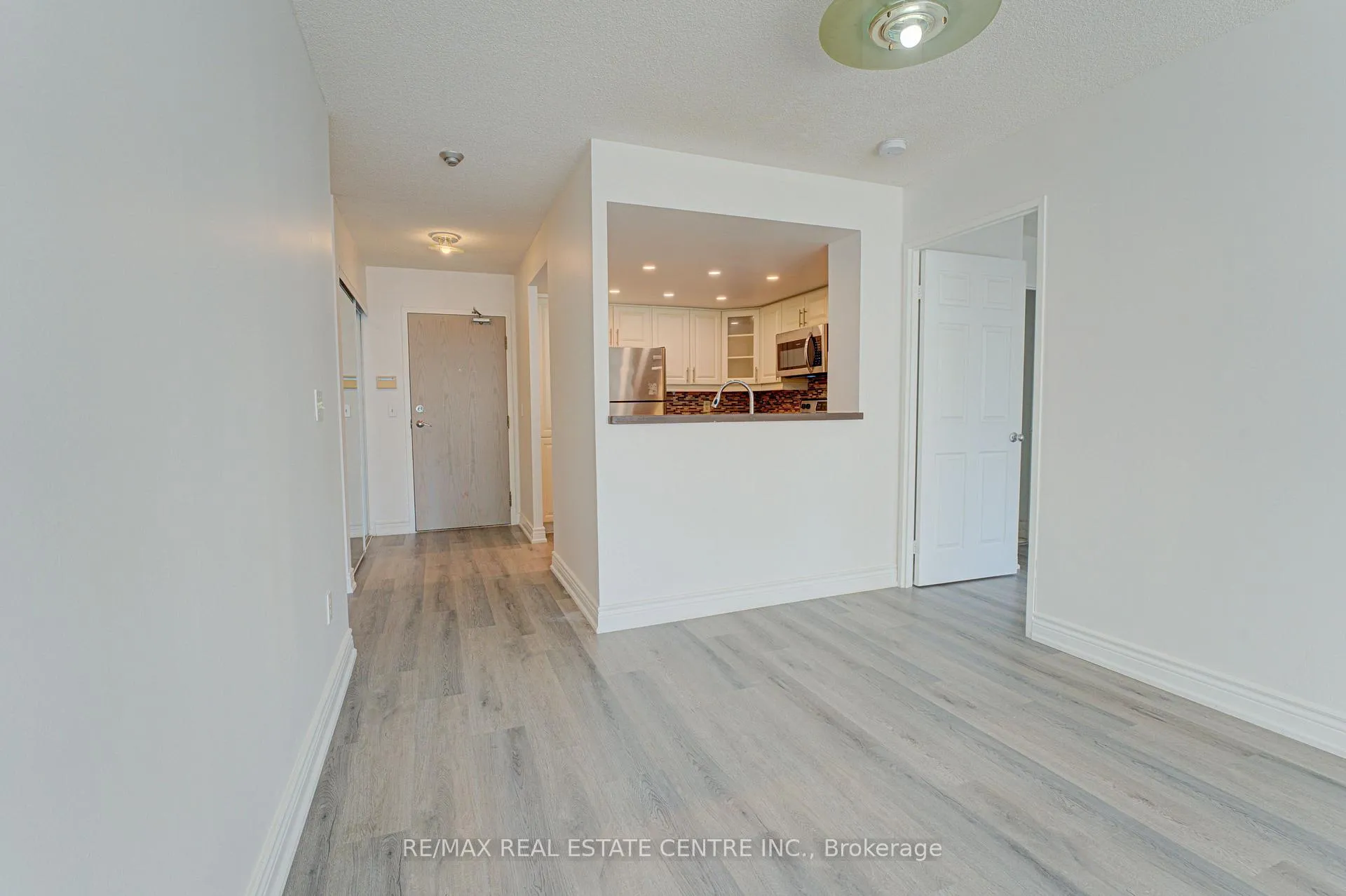 Photo 6 of Unit 1405, 325 Webb Drive, Mississauga, City Centre — HOMEH