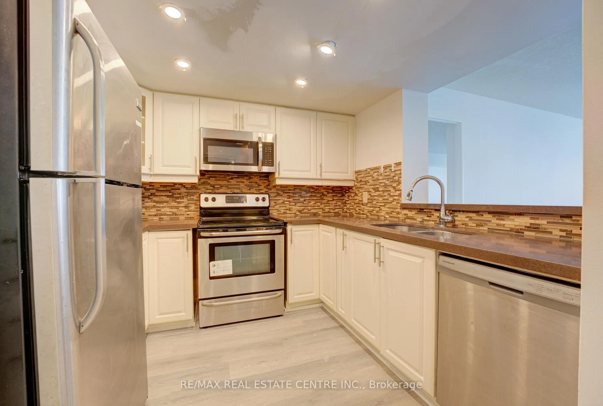 Photo 7 of Unit 1405, 325 Webb Drive, Mississauga, City Centre — HOMEH