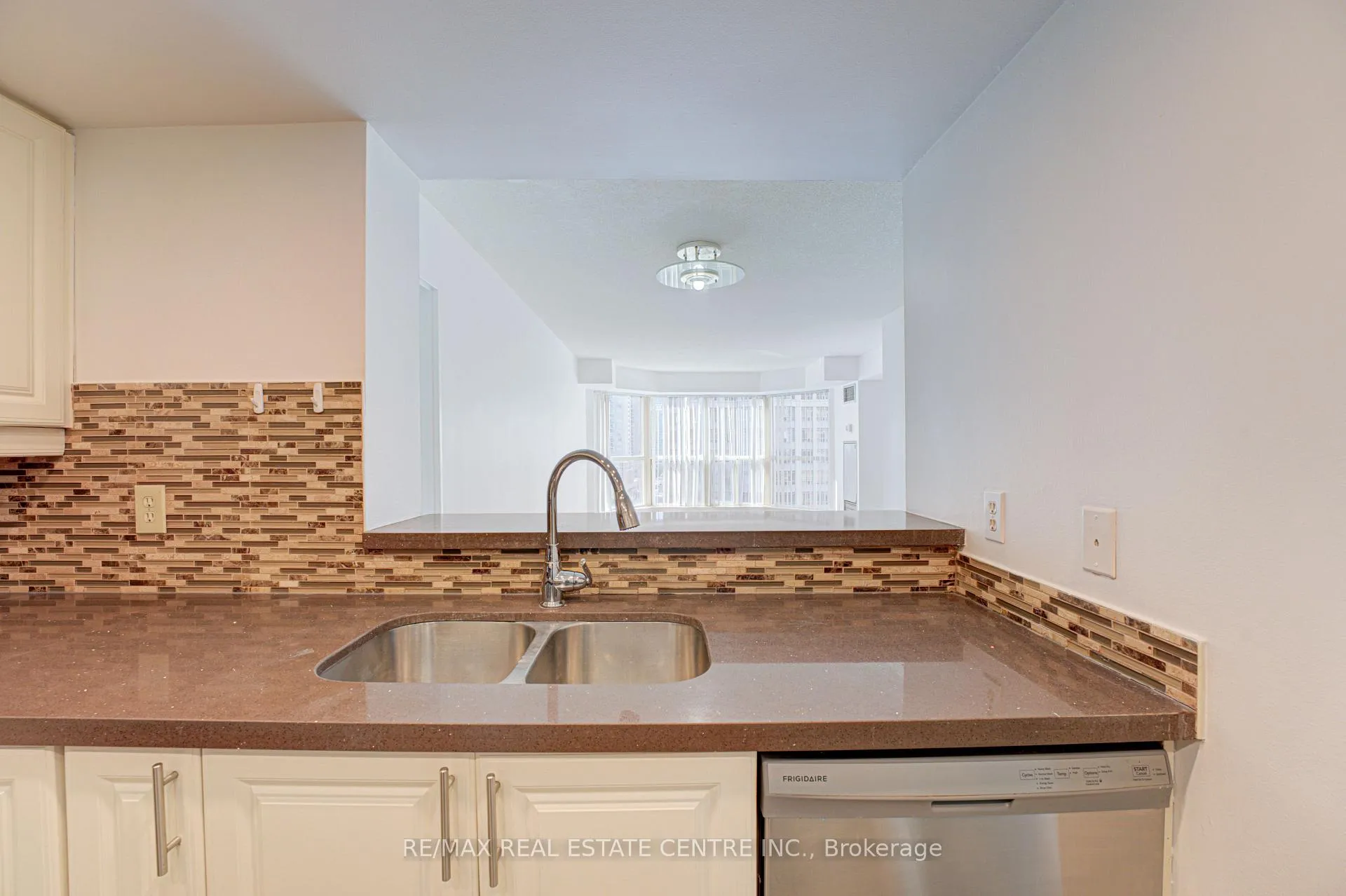 Photo 10 of Unit 1405, 325 Webb Drive, Mississauga, City Centre — HOMEH