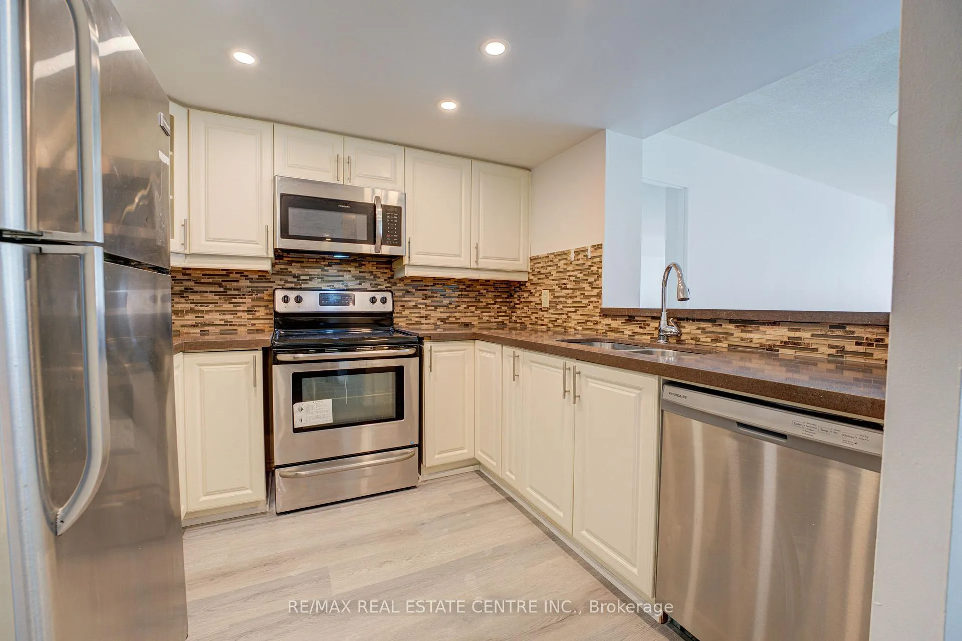 Photo 12 of Unit 1405, 325 Webb Drive, Mississauga, City Centre — HOMEH
