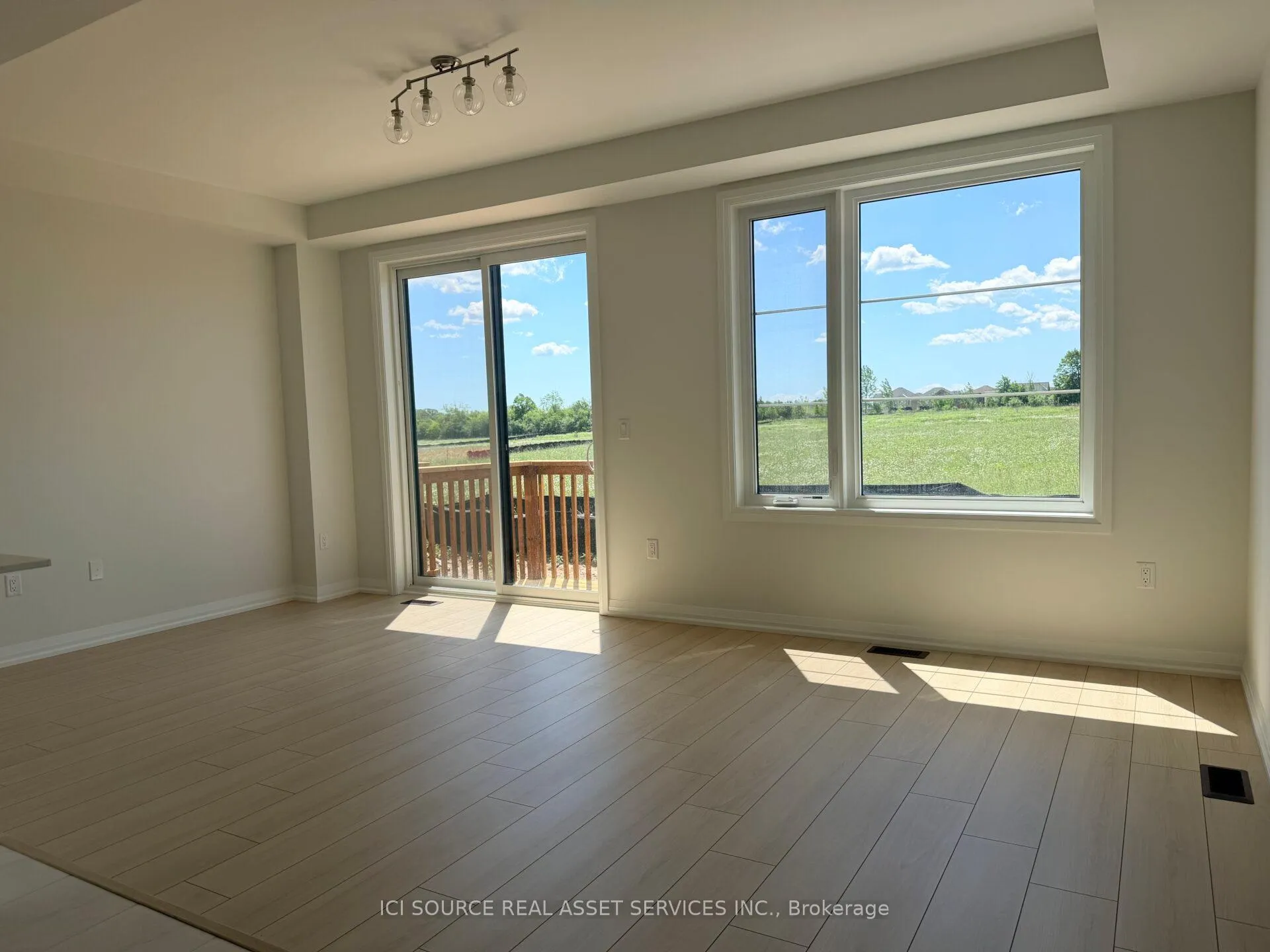 Photo 3 of 220 Hook Drive, Richmond Hill, Rural Richmond Hill — HOMEH