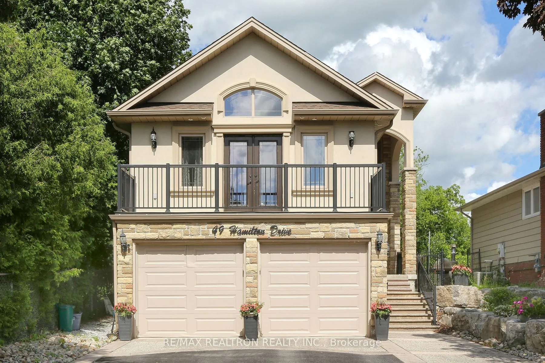 Photo 2 of 49 Hamilton Drive, Newmarket, Huron Heights-Leslie Valley — HOMEH