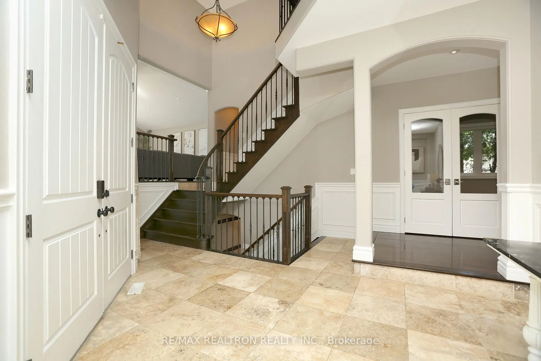 Photo 3 of 49 Hamilton Drive, Newmarket, Huron Heights-Leslie Valley — HOMEH