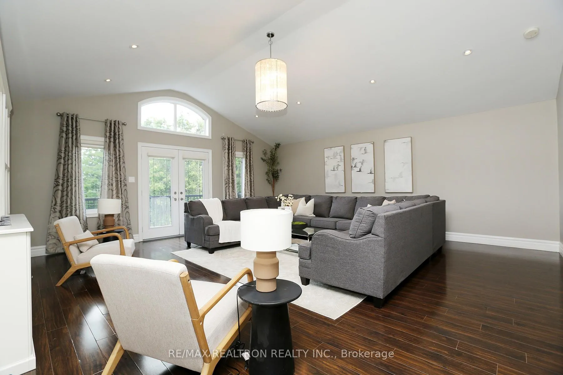 Photo 4 of 49 Hamilton Drive, Newmarket, Huron Heights-Leslie Valley — HOMEH