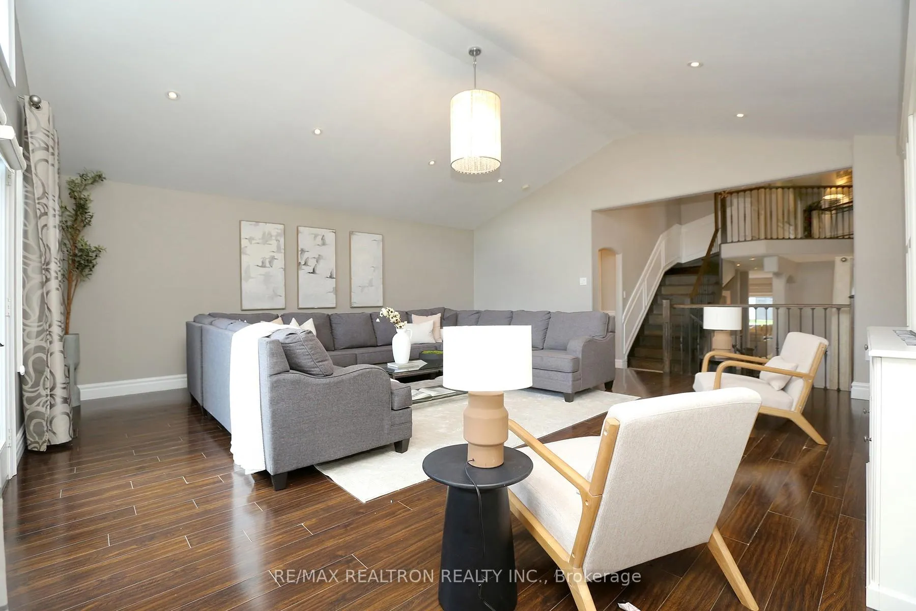 Photo 5 of 49 Hamilton Drive, Newmarket, Huron Heights-Leslie Valley — HOMEH