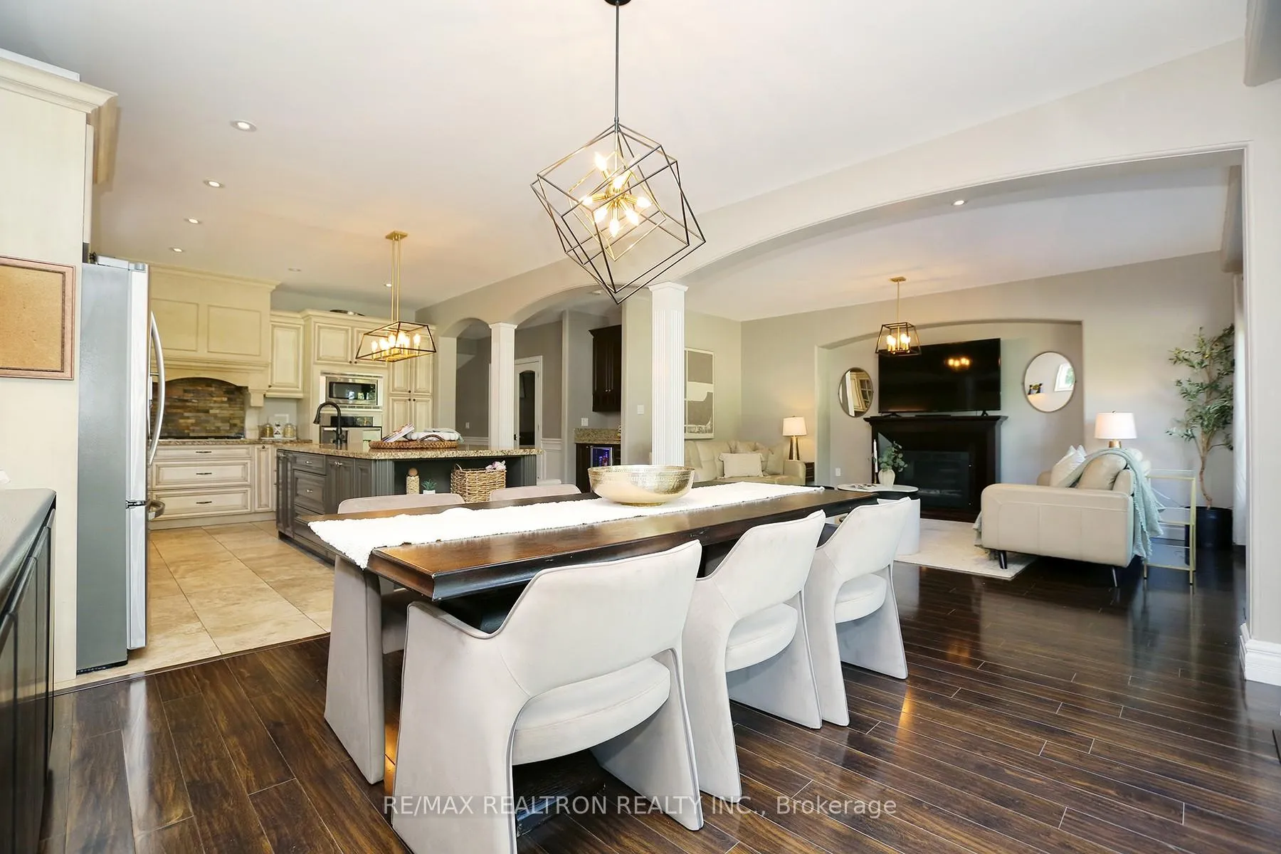 Photo 12 of 49 Hamilton Drive, Newmarket, Huron Heights-Leslie Valley — HOMEH