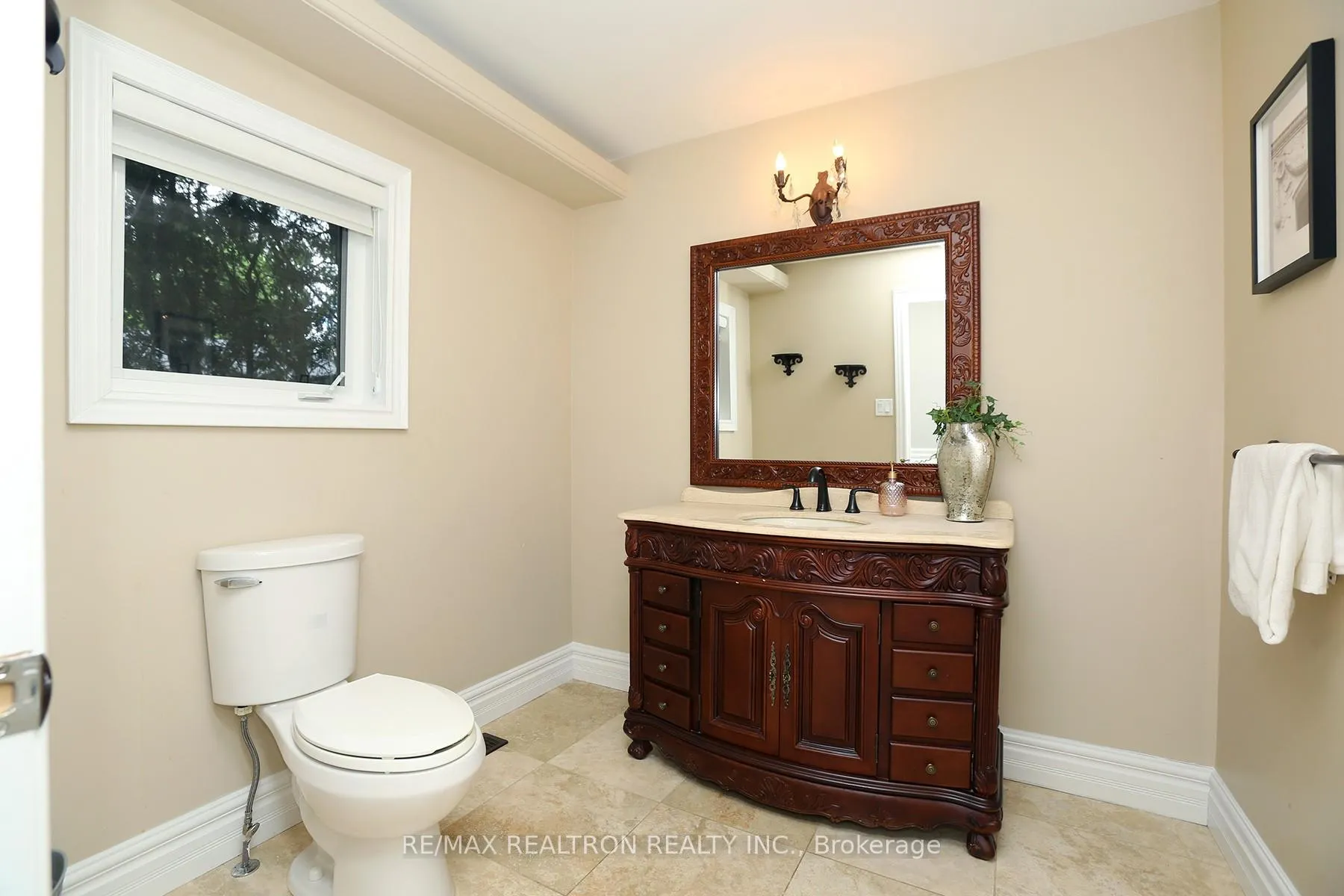 Photo 16 of 49 Hamilton Drive, Newmarket, Huron Heights-Leslie Valley — HOMEH