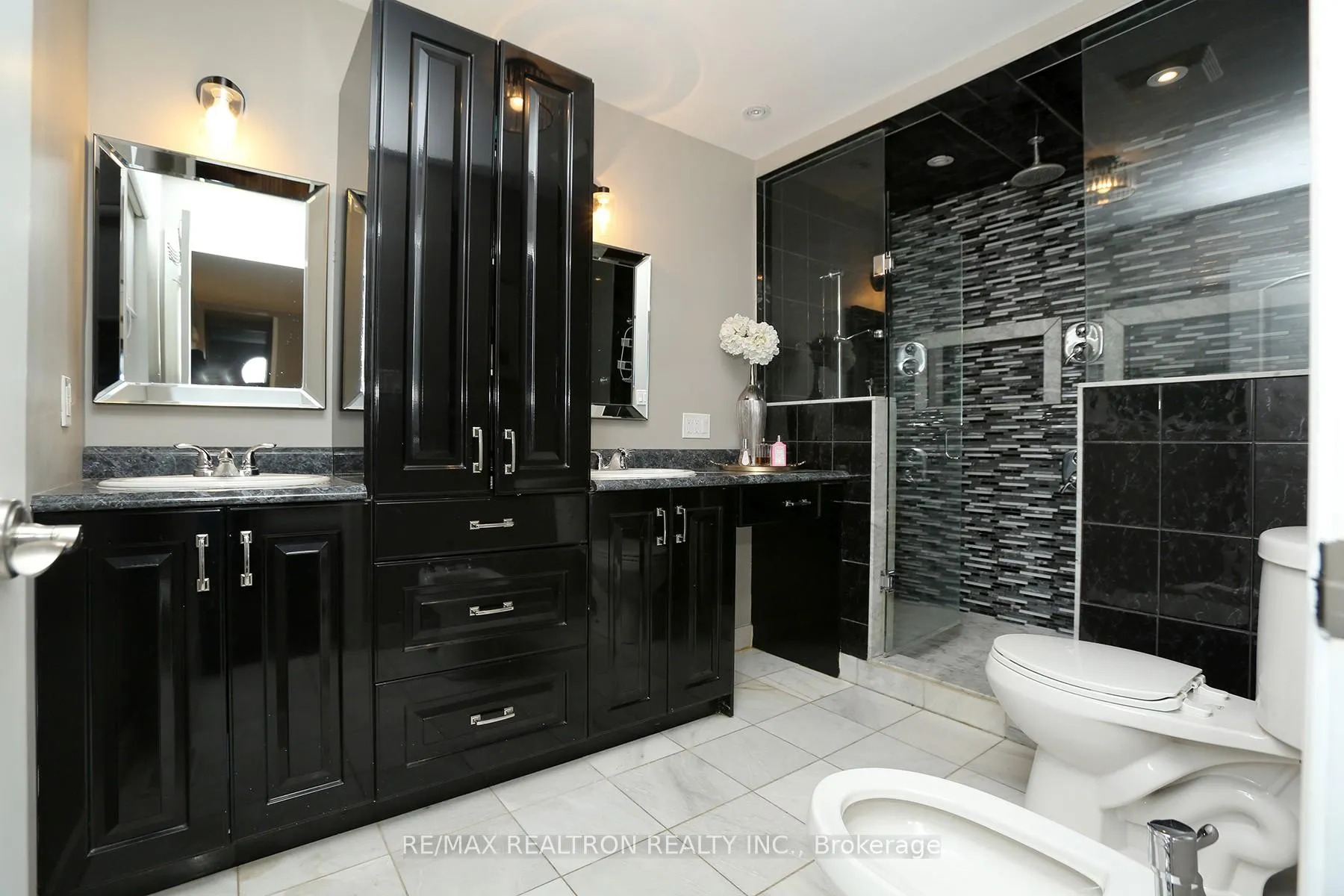 Photo 21 of 49 Hamilton Drive, Newmarket, Huron Heights-Leslie Valley — HOMEH