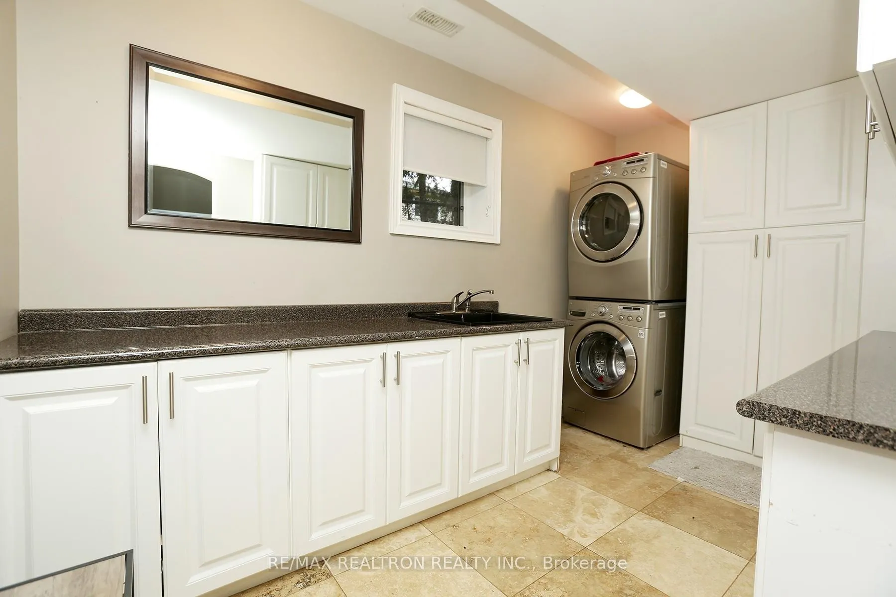 Photo 23 of 49 Hamilton Drive, Newmarket, Huron Heights-Leslie Valley — HOMEH