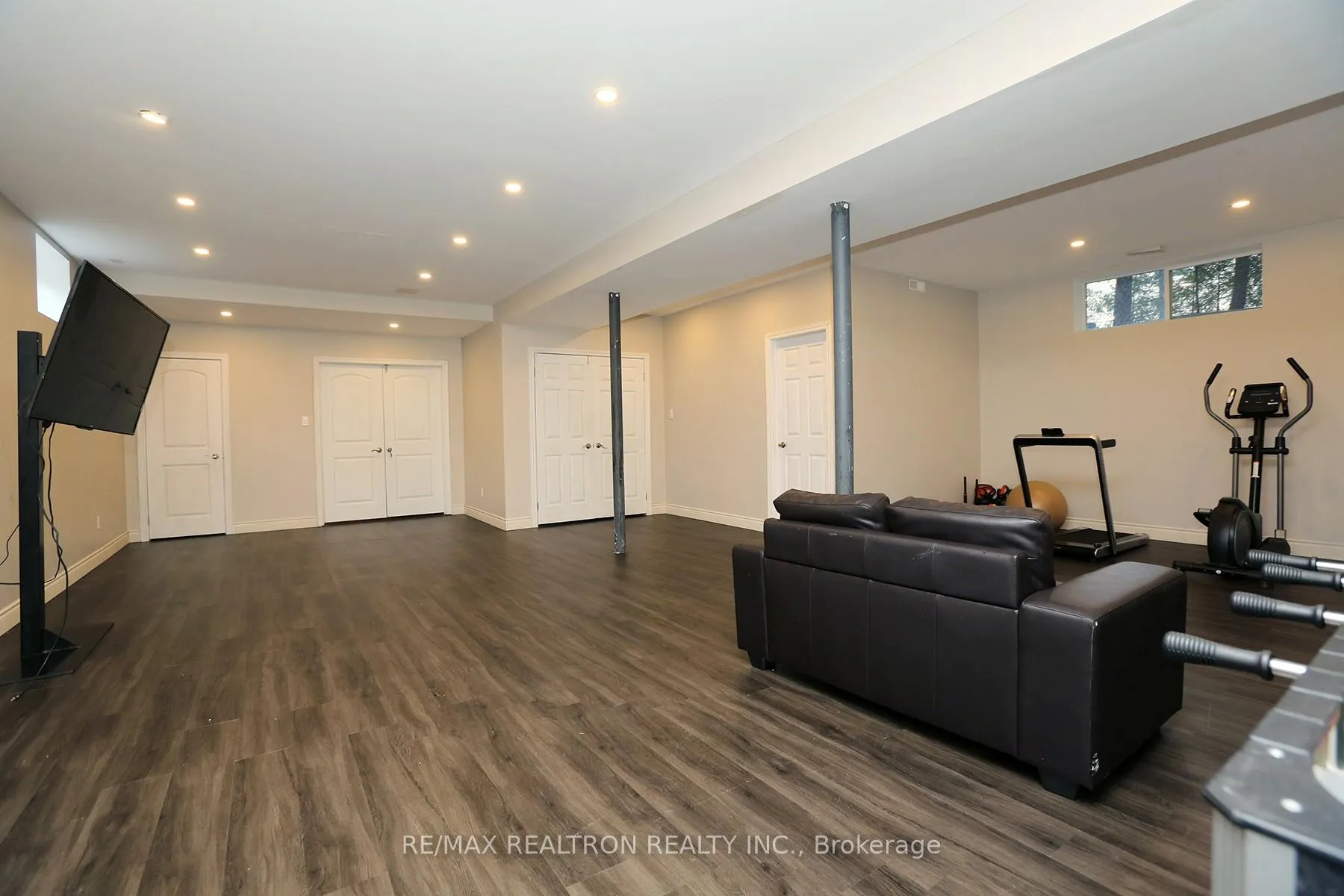 Photo 25 of 49 Hamilton Drive, Newmarket, Huron Heights-Leslie Valley — HOMEH