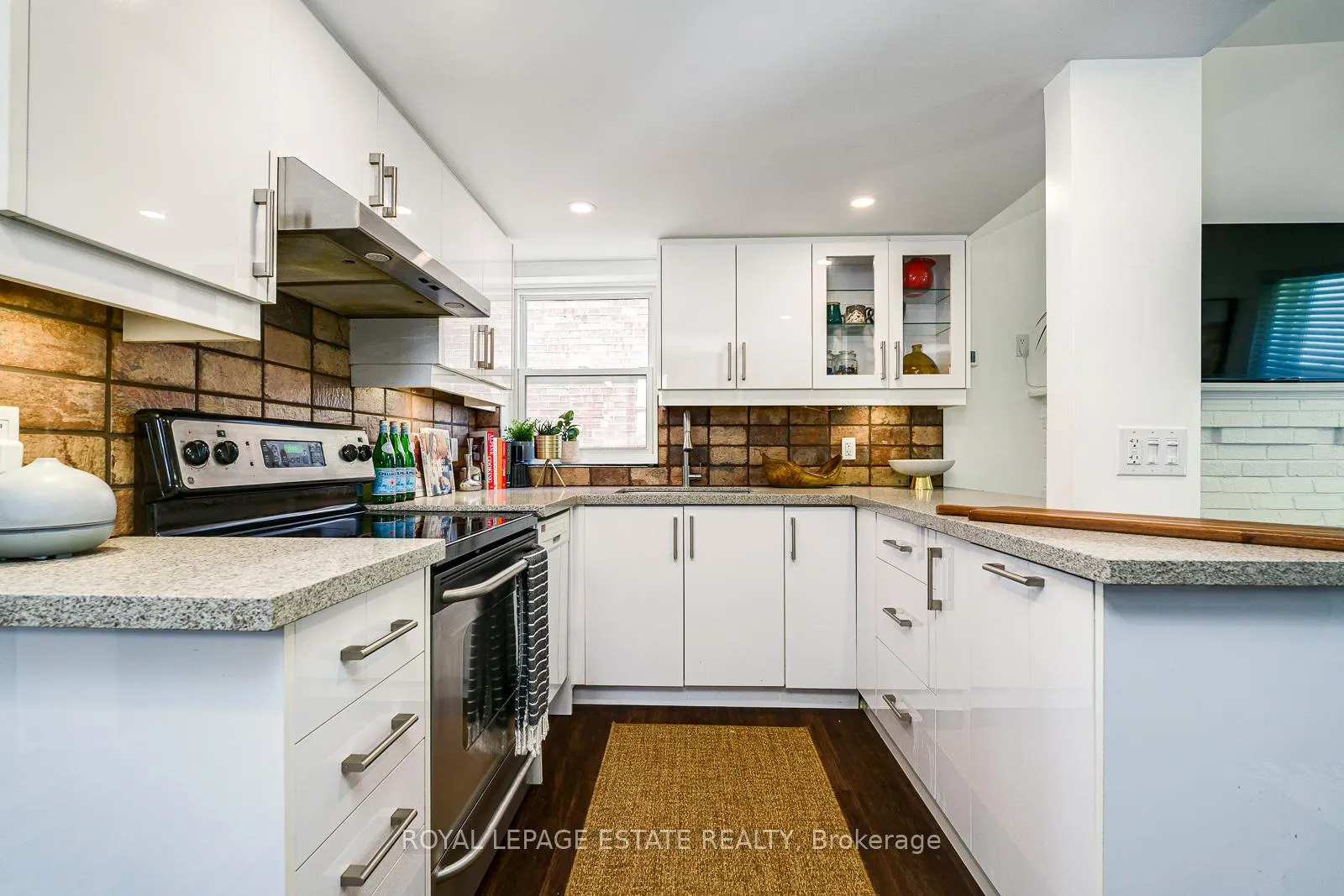 Photo 8 of 215 Pickering Street, Toronto, East End-Danforth — HOMEH