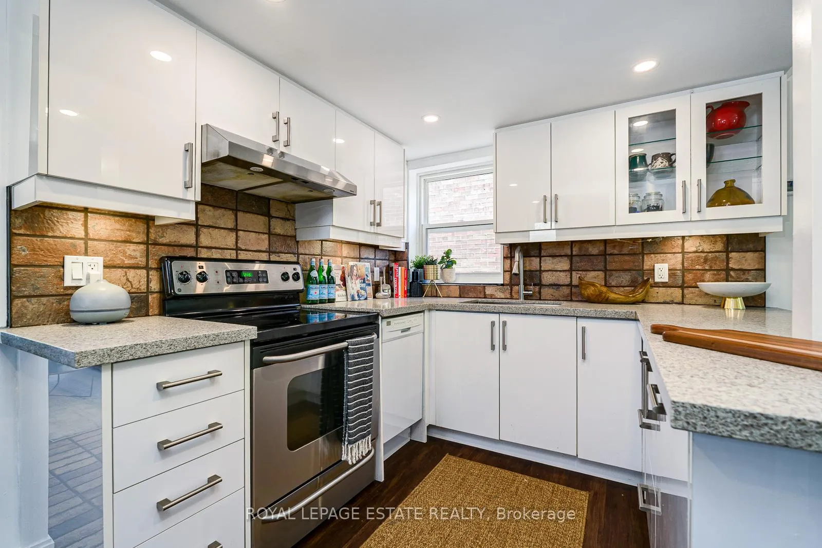 Photo 9 of 215 Pickering Street, Toronto, East End-Danforth — HOMEH