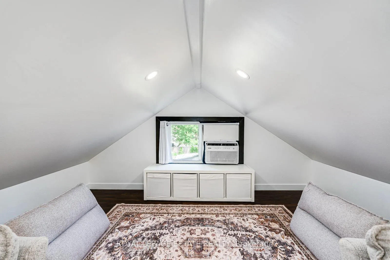 Photo 15 of 215 Pickering Street, Toronto, East End-Danforth — HOMEH