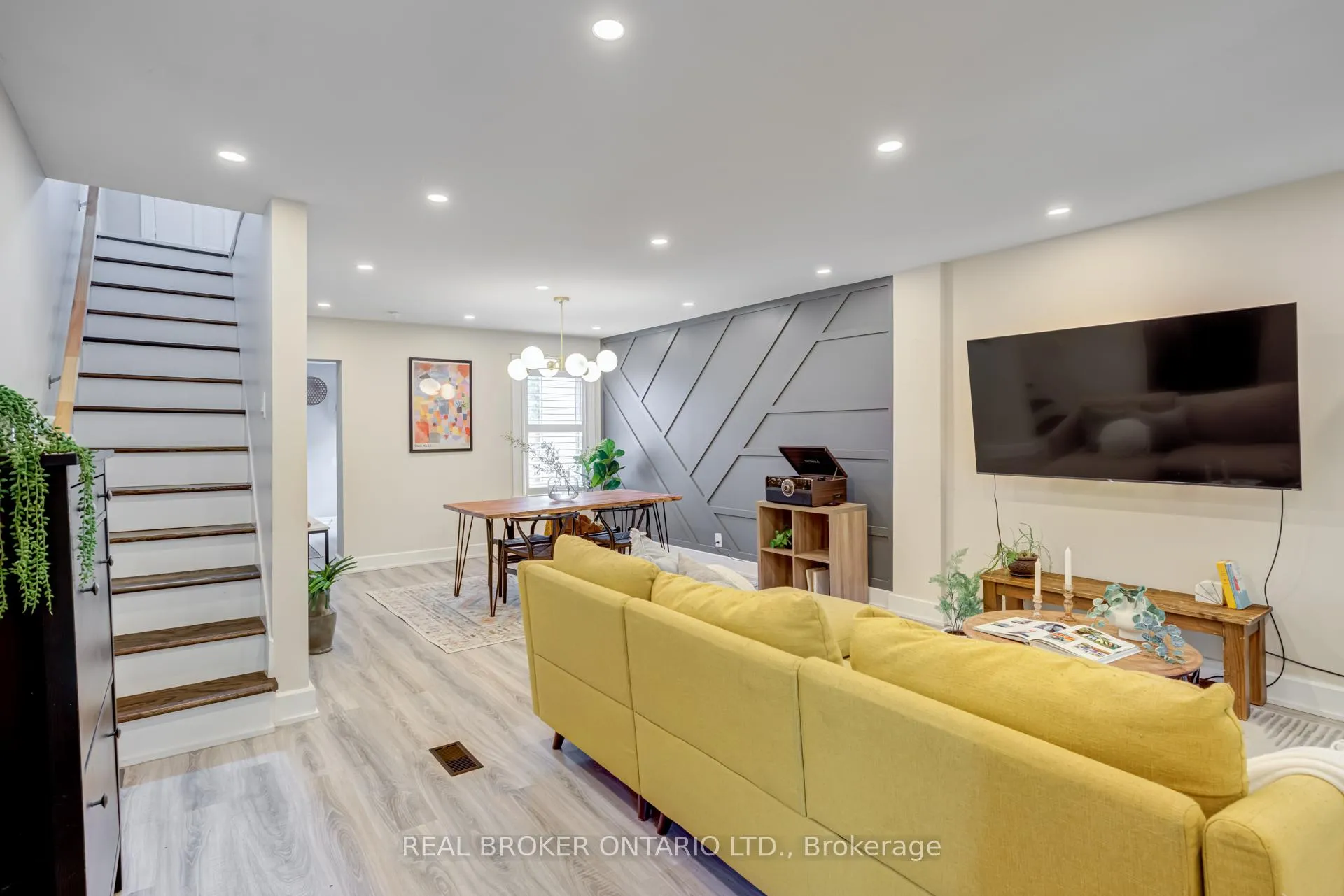 Photo 5 of 39 East Bend Avenue S, Hamilton, Stipley — HOMEH